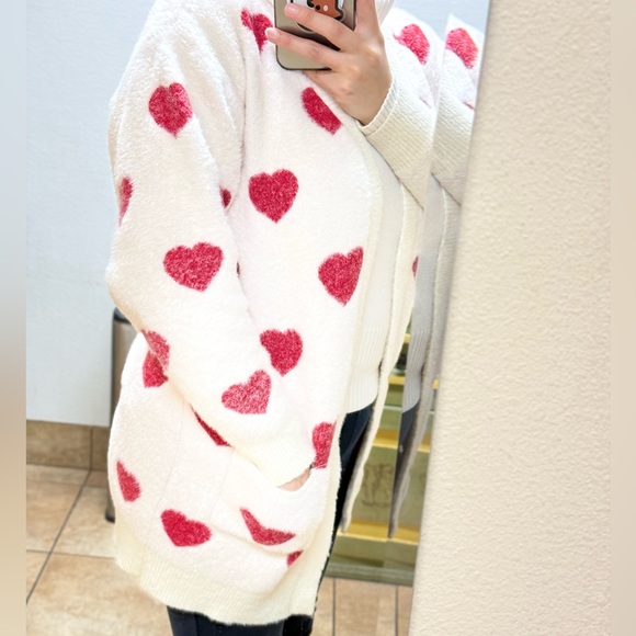 ❤️😍BMG Heart Sweater 😍❤️ - Picture 1 of 9